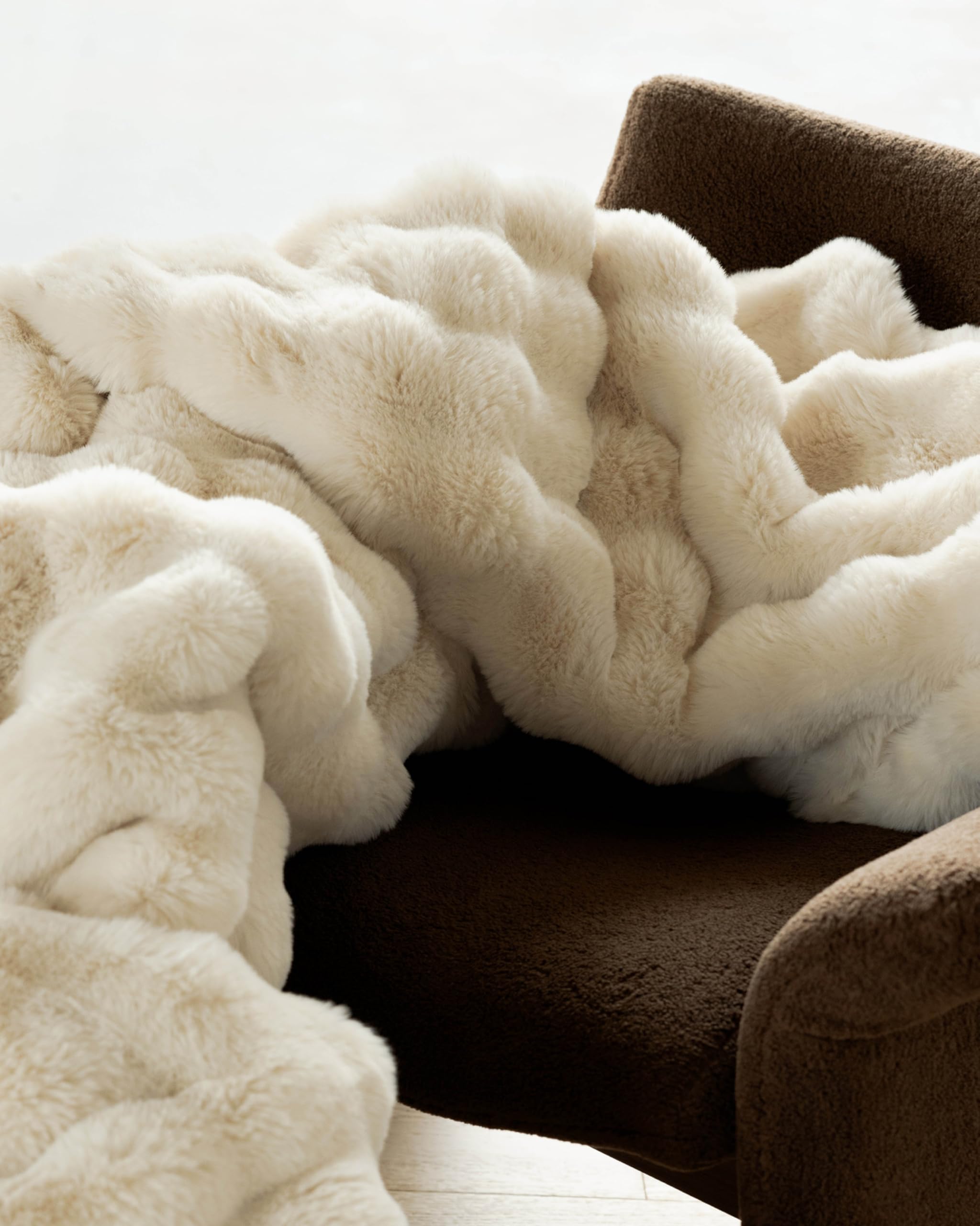 Cozy Earth Bubble Cuddle Blanket - Faux Fur Ultra-Soft Luxury Throw Blanket - Comfortably Weighted Design for Lounging or Sharing - Machine Washable - Oversized Throw 80" x 60" - Creme - Image 5